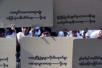 Cerca de 300 trabajadores se reúnen cerca del Ayuntamiento de Yangon para exigir mejores derechos laborales durante una manifestación por el Día Internacional del Trabajo este miércoles, en Yangon (Birmania).