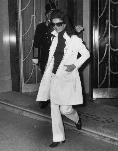 Jackie Onassis, la mayor embajadora de los pantalones blancos y palazzo.