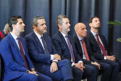 Desde la izquierda, el consejero de Educación Emilio Viciana, el de Vivienda Jorge Rodrigo Domínguez, el de Cultura, Mariano de Paco Serrano, el secretario General de Universidades Francisco García Pascual y Valerio Rocco, director del Círculo de Bellas Artes.