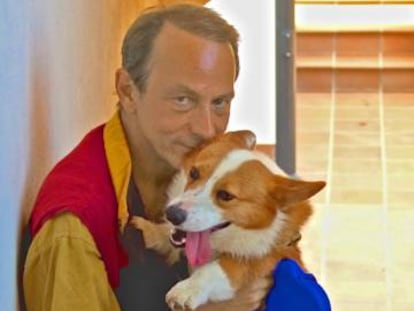Houellebecq, con su fallecido perro Cl&eacute;ment, en una de las fotos de la muestra. 