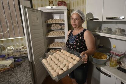 Sandra Quintão, era proprietária de um restaurante famoso pelas coxinhas, que foi destruído em Bento Rodrigues. Hoje ela continua cozinhando e vende os salgados na feira. 