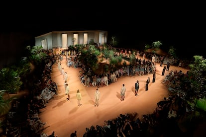 La puesta en escena del desfile en Dubái incluía dunas y palmeras.
