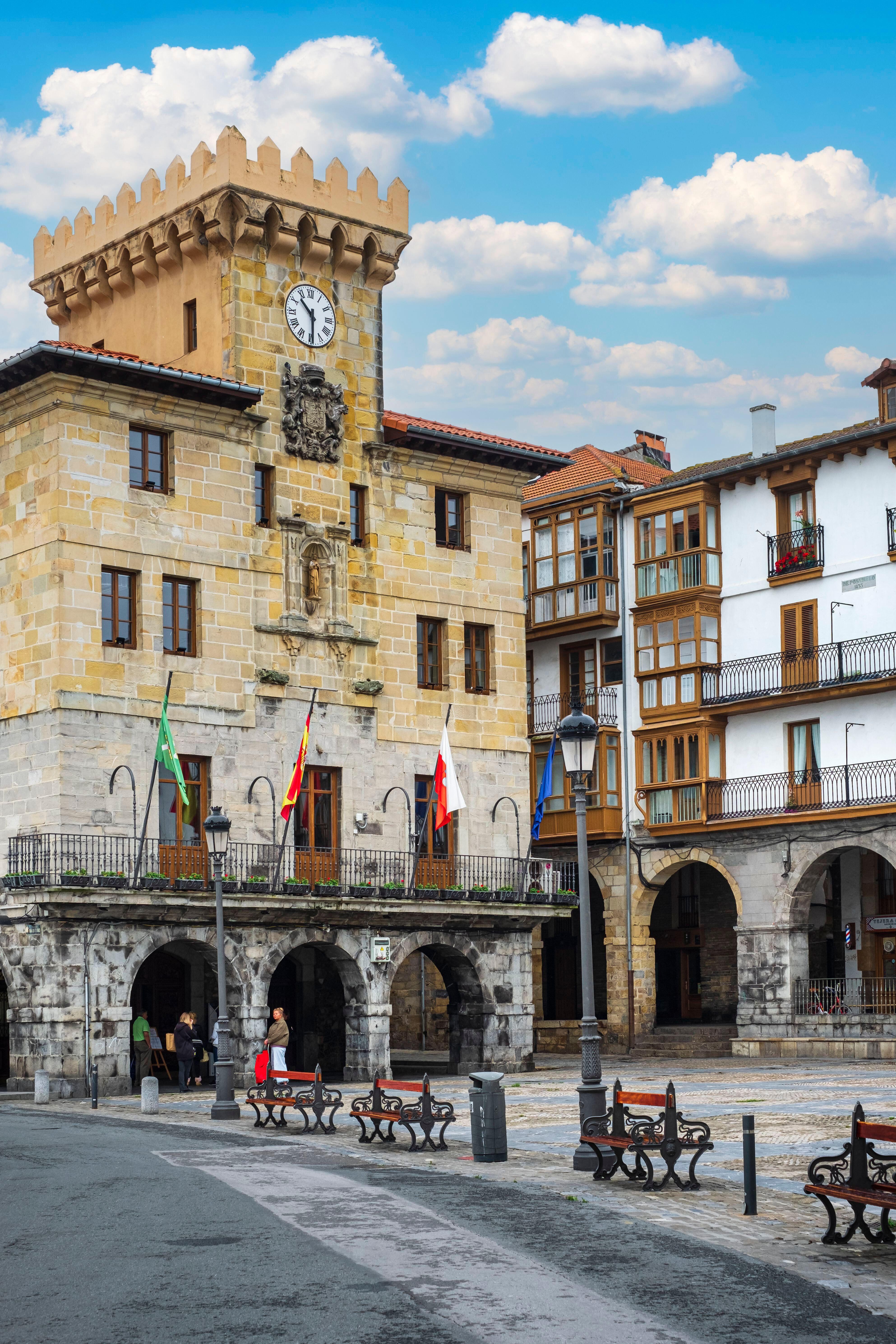 El Ayuntamiento de Castro Urdiales.