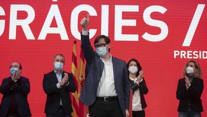 El candidato del PSC, Salvador Illa, celebra su victoria.