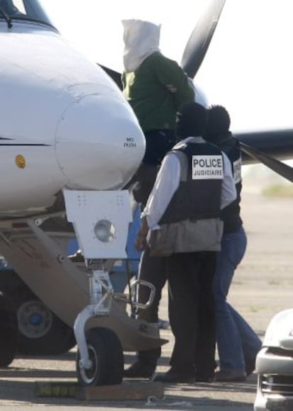 Policías franceses embarcan en un avión a Mikel Karrera, en el aeropuerto de Biarritz (Francia) el 22 de mayo de 2010.