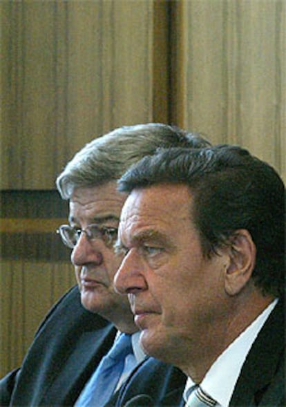 Schröder, junto a su ministro de Exteriores, Fischer, ayer en Bonn.