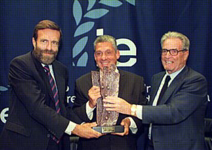 Jordi Clos, sujetando el premio Juan Lladó, entre Guillermo de la Dehesa (a su derecha), presidente del Instituto de Empresa, y Antonio Garrigues Walker, presidente de la Fundación Ortega y Gasset. PLANO MEDIO - RETRATO