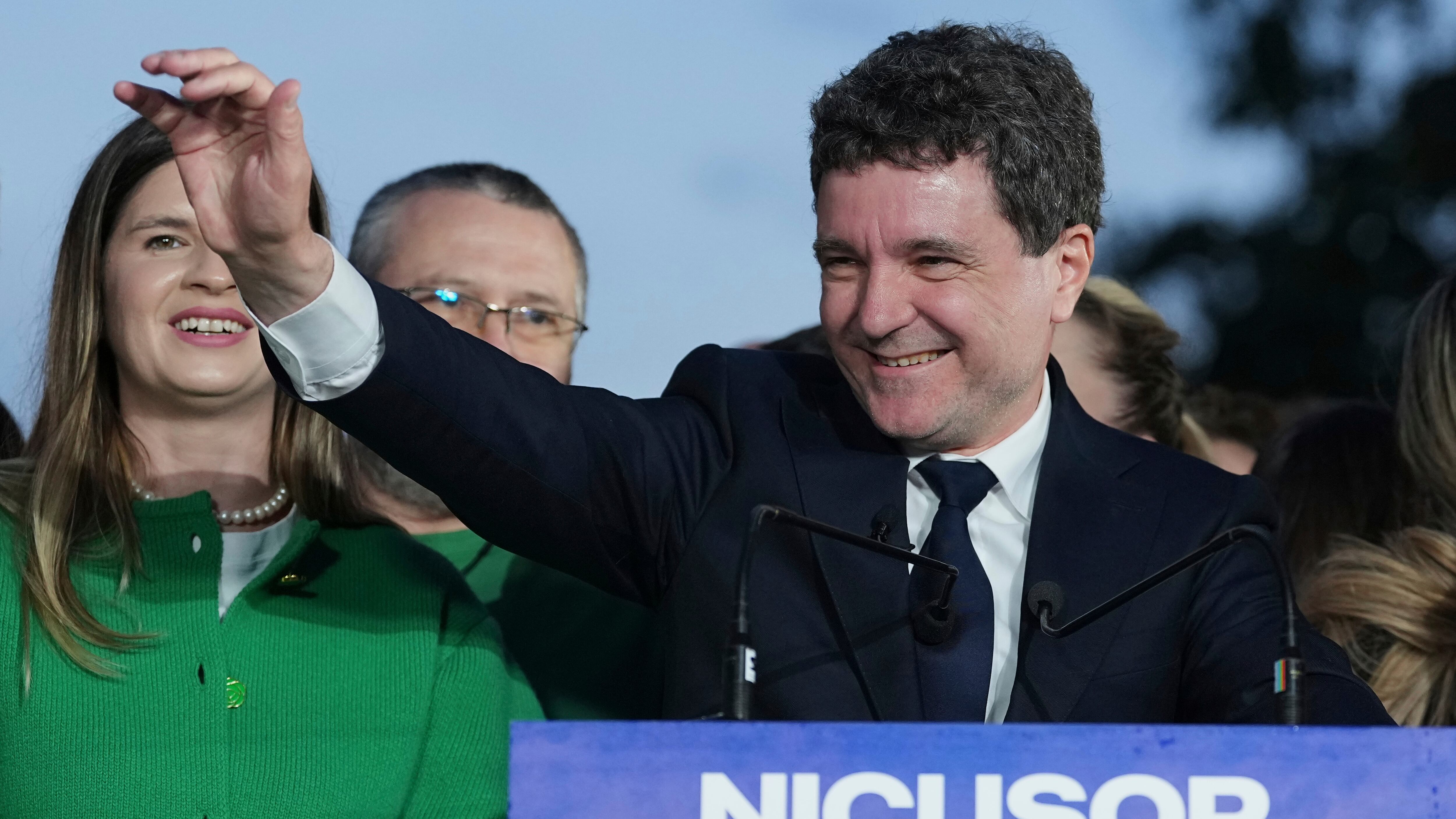 El alcalde de Bucarest, Nicusor Dan, se impone al ultra George Simion en las presidenciales de Rumania