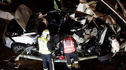 Los bomberos inspeccionan el vehículo arrollado en Estella.