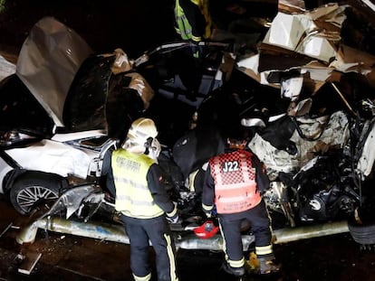 Los bomberos inspeccionan el vehículo arrollado en Estella.