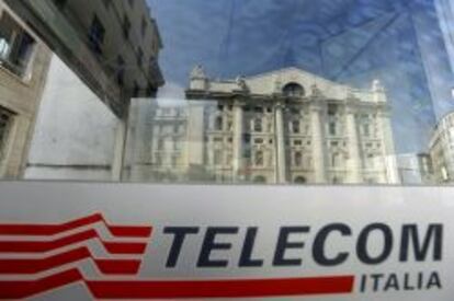 Cartel de la compa&ntilde;&iacute;a Telecom Italia en una calle de Roma.