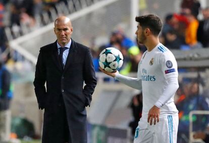 Marco Asensio junto al entrenador Zinedine Zidane.