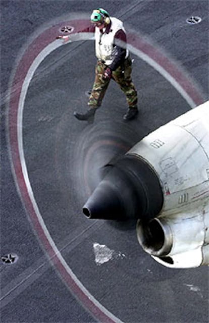 Un soldado, en el portaaviones<b><i> Constellation</b></i> el miércoles pasado.