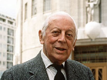 Alistair Cooke, recientemente fallecido, presentaba en la radio la serie <i>Carta desde América</i> en la BBC.