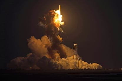 Explosi&oacute;n del cohete Antares, de la empresa Orbital a los pocos segundos del despegue en las base Wallops, de la NASA, en Virginia (EE UU).