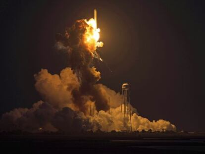 Explosi&oacute;n del cohete Antares, de la empresa Orbital a los pocos segundos del despegue en las base Wallops, de la NASA, en Virginia (EE UU).