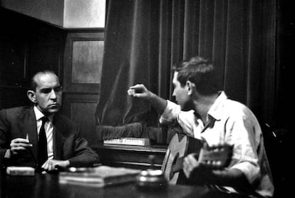 “Gràcies en nom d’Ausiàs March”, li va dir Salvador Espriu a Raimon. A la foto, el cantant a casa del poeta el 1966.