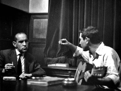 “Gràcies en nom d’Ausiàs March”, li va dir Salvador Espriu a Raimon. A la foto, el cantant a casa del poeta el 1966.