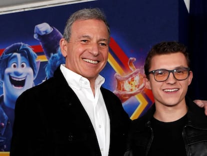 Robert Iger (a la izquierda) y Tom Holland, en la última premiere de Pixar en Los Ángeles. 