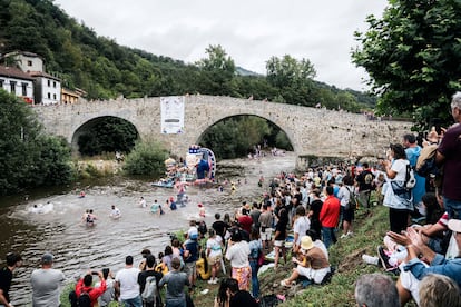 Las fiestas populares constituyen un ingrediente indispensable del verano. Son divertidas y tienen detrás una buena historia que contar. Si obviamos las muy extendidas geográficamente —como san Juan, que de todas formas ya ha pasado, o Moros y Cristianos, clásicos del Levante peninsular—, las que se celebran en una ciudad —como San Fermín en Pamplona— y propuestas tan señaladas como el Descenso Internacional del Sella —cuyo indudable componente festivo forma parte de un evento deportivo—, nos queda una lista heterogénea, compuesta por festejos quizás menos conocidos y otros que se han hecho muy famosos y multitudinarios con el paso de los años. Nos hemos quedado con 12 de estas citas como una muestra, ni exhaustiva ni cerrada, de la algarabía y el colorido que recorrerá España, de extremo a extremo, hasta ya entrado septiembre. En la imagen, el Descenso Folklórico del Nalón (Asturias).