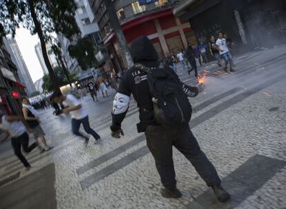 Manifestante durante protesto no centro de São Paulo.