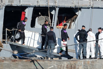 Un grupo de migrantes desembarca del navío italiano 'Libra' en el puerto albanés de Shengjin, el 8 de noviembre de 2024.