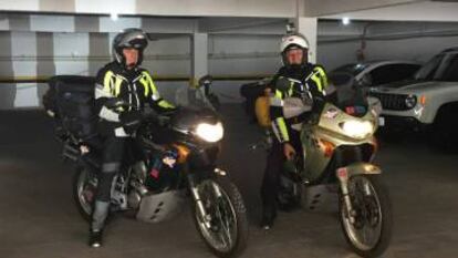 À direita, Rino, na sua chegada de moto em Curitiba, no dia 4 deste mês.