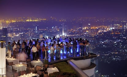 El Sky Bar del hotel Lebua es otro punto de inters en la noche de Bangkok. Su barra iluminada cambia de color cada 90 segundos entre las seis de la tarde y la una de la madrugada. Algunas noches se escucha jazz en directo. 247 metros por encima de la calle, en el piso 63 del edificio, se puede tomar un cctel creativo que ellos denominan Poptail (por ejemplo, un Rocky Road Martini) o cenar en el restaurnate contiguo, Sirocco, uno de los ms altos del mundo al aire libre.