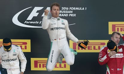 Nico Rosberg celebra su victoria en el podium del Gran Premio de Rusia, celebrado en Sochi.