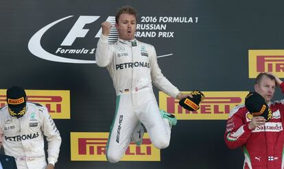 Nico Rosberg celebra su victoria en el podium del Gran Premio de Rusia, celebrado en Sochi.