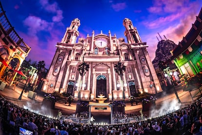 La catedral de Hermosillo (Sonora), en la inmensa pantalla de la Sphere de Las Vegas, en un concierto de Carín León el 4 de septiembre de 2026.