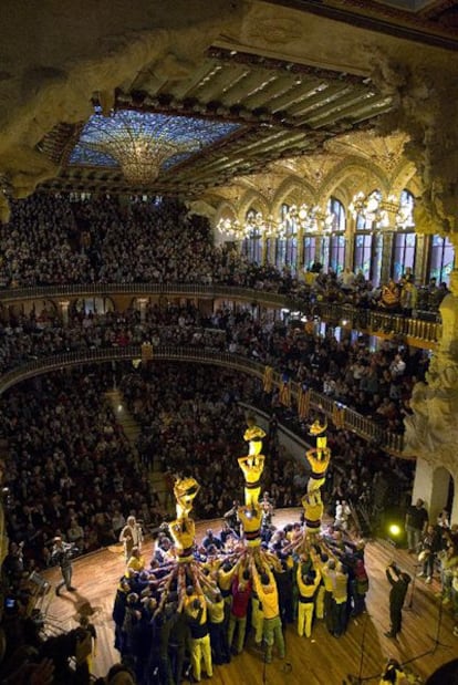 Militantes de Esquerra culminan un triple pilar a cuatro, en el acto del Palau de la Música.