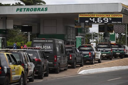 Em Brasília, frota da polícia faz fila para abastecer carros, mas greve dos caminhoneiros deixa sem combustíveis maioria dos postos do país, nesta sexta-feira.