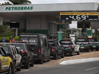 Em Brasília, frota da polícia faz fila para abastecer carros, mas greve dos caminhoneiros deixa sem combustíveis maioria dos postos do país, nesta sexta-feira.