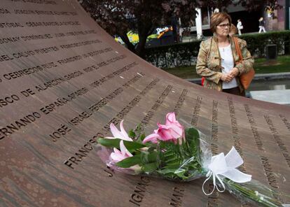 La madre de una de las víctimas, en el homenaje a los fallecidos en el accidente del Yak-42 por su 15 aniversario.