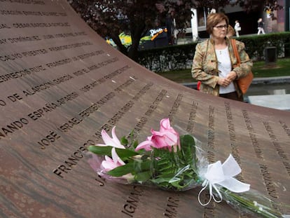 La madre de una de las víctimas, en el homenaje a los fallecidos en el accidente del Yak-42 por su 15 aniversario.