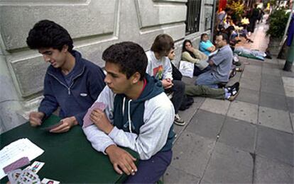 Ciudadanos argentinos hacen cola ante el Consulado de España en Buenos Aires para pedir visado.