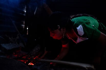 La casa de María Ana Ramírez, que es cuarto y es cocina de leña a la vez, en Chiquimula, Guatemala.