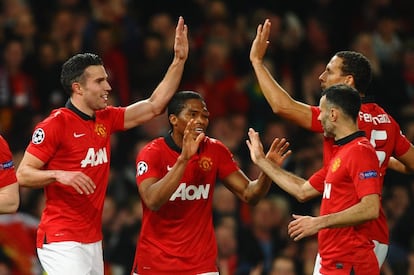 Robin van Persie celebra el segundo gol del partido junto a sus compañeros.