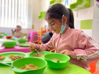 En los centros Amar, como este en el centro de Bogotá, los niños reciben una comida