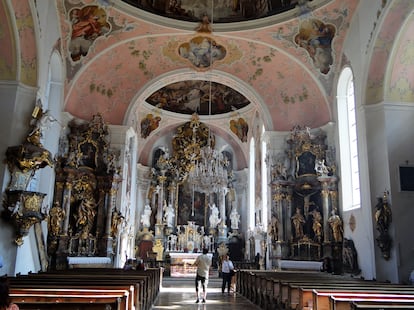 Interior de la iglesia barroca de St. Peter und Paul, en Oberammergau.