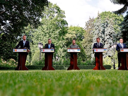 Desde la izquierda, los presidentes Iohannis (Rumania), Draghi (Italia), Zelenski (Ucrania), Macron (Francia) y el cancieller Scholz (Alemania), el jueves pasado en Kiev (Ucrania).
