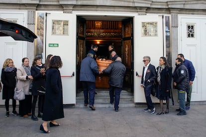 El féretro con los restos mortales de la intérprete Marisa Paredes llega al Teatro Español en Madrid.