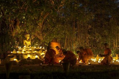 Monjes budistas encienden velas durante las celebraciones del 'Magha Puja' en Chiang Mai (Tailandia).