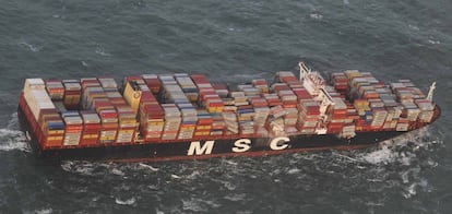 Foto aérea del buque MSC ZOE tras perder varias decenas de contenedores tras un golpe de mar.