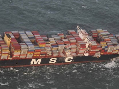 Foto aérea del buque MSC ZOE tras perder varias decenas de contenedores tras un golpe de mar.