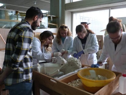 Fernando Bentué (a la derecha) restaurando en la Universidad de Panteion.