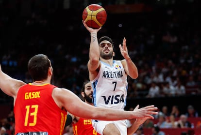 El jugador argentino Facundo Campazzo lanza a canasta.