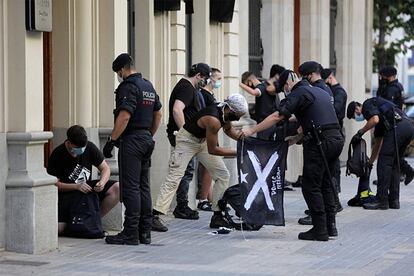 Agentes de la Brigada Móvil de los Mossos d'Esquadra han identificado y registrado a un grupo de jóvenes en las proximidades del monumento de Rafael Casanova.