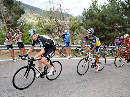 Chris Froome, por delante de Alberto Contador, durante la octava etapa de la Vuelta a España de 2012, entre Lleida y Andorra.